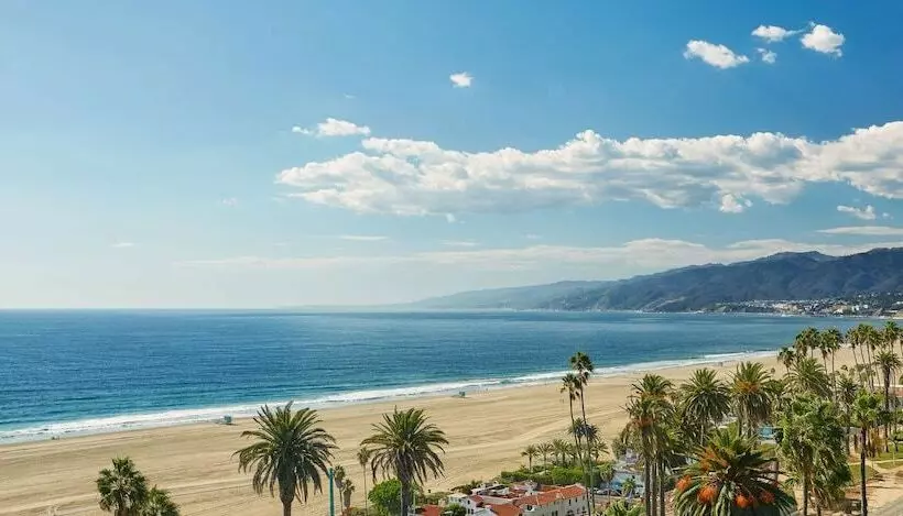 オーシャンビューのプレミアムルーム。, Fairmont Miramar Hotel & Bungalows