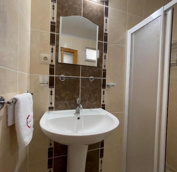 اتاق استاندارد با چشم‌انداز استخر, Carmina