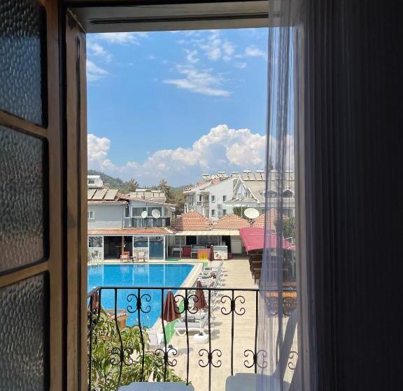 اتاق استاندارد با چشم‌انداز استخر, Carmina