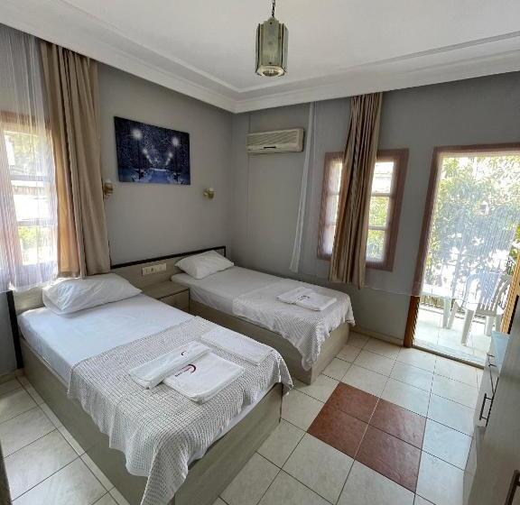 اتاق استاندارد با چشم‌انداز استخر, Carmina