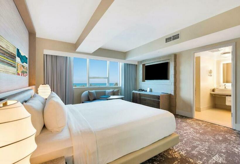 带大床的小型套房, Eden Roc Miami Beach