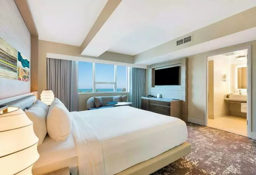 سوئیت جونیور با تخت بزرگ, Eden Roc Miami Beach