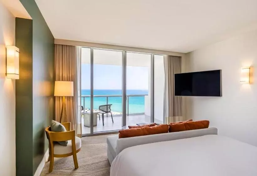سوئیت جونیور با تخت بزرگ, Eden Roc Miami Beach