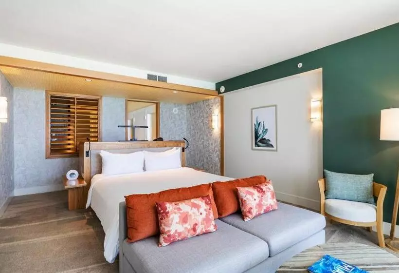 سوئیت جونیور با تخت بزرگ, Eden Roc Miami Beach