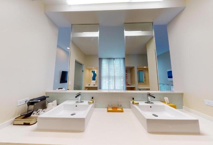 带大床的标准间, Eden Roc Miami Beach