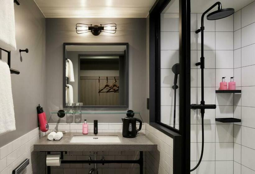 クイーンサイズベッドのスタンダードルーム, Moxy Osaka Shin Umeda