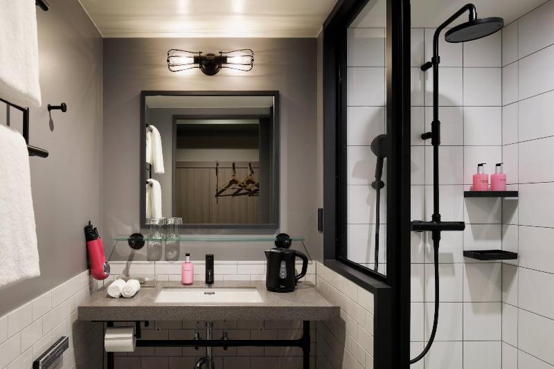 クイーンサイズベッドのスタンダードルーム, Moxy Osaka Shin Umeda