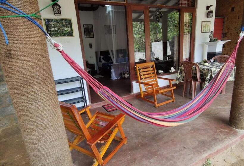 Deluxe-huone King-vuode, Alone Cage Ella