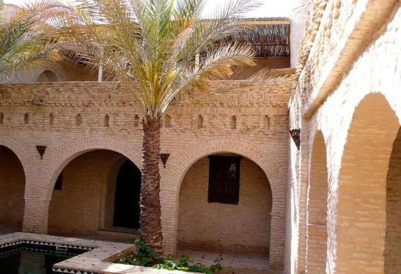 سوییت با چشم‌انداز استخر, Dar Nejma