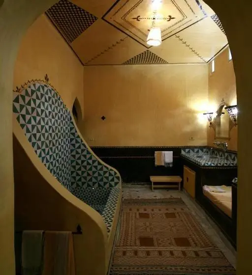 سوییت با چشم‌انداز استخر, Dar Nejma