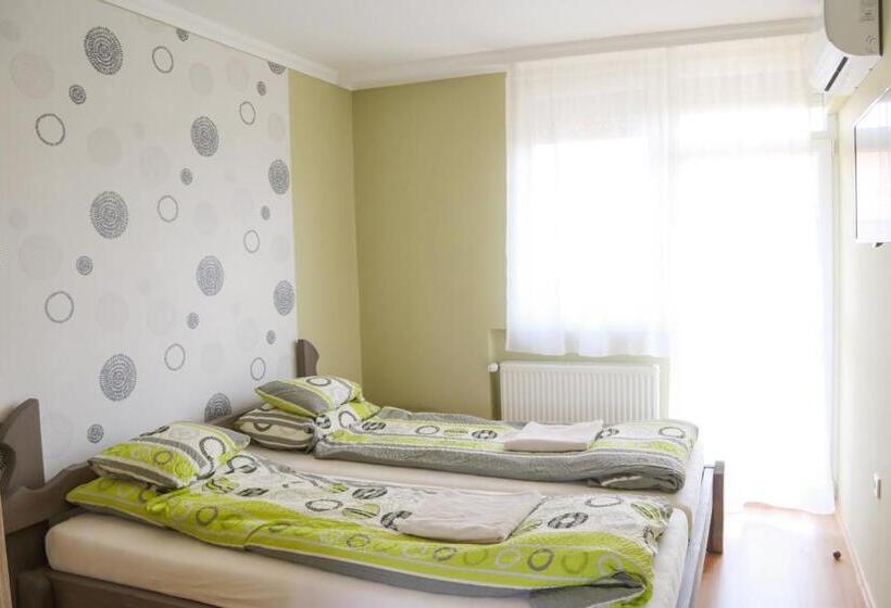 Номер Deluxe с Балконом, Levendula Apartmanház