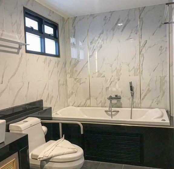 جناح إدارى, De Sripoom Sha Extra Plus