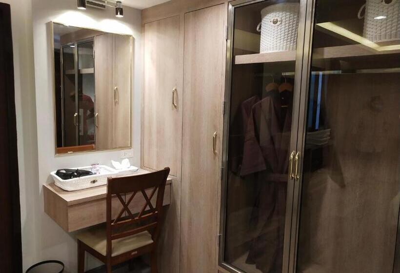 إستوديو قياسى, De Sripoom Sha Extra Plus