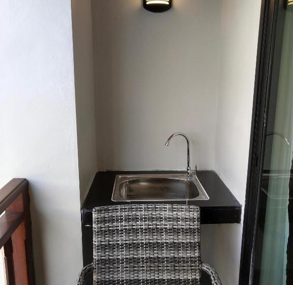 جناح إدارى, De Sripoom Sha Extra Plus