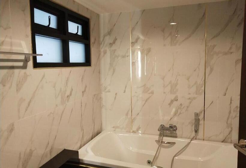 جناح إدارى, De Sripoom Sha Extra Plus