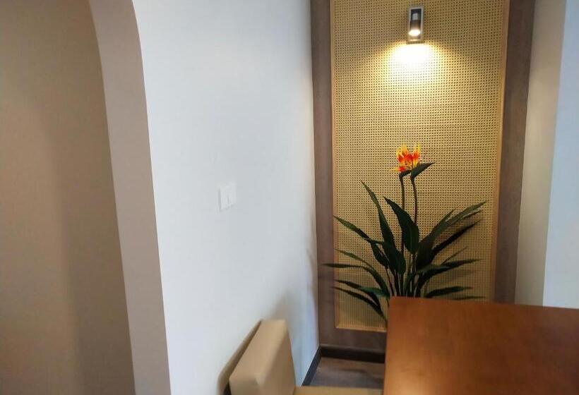 جناح إدارى, De Sripoom Sha Extra Plus