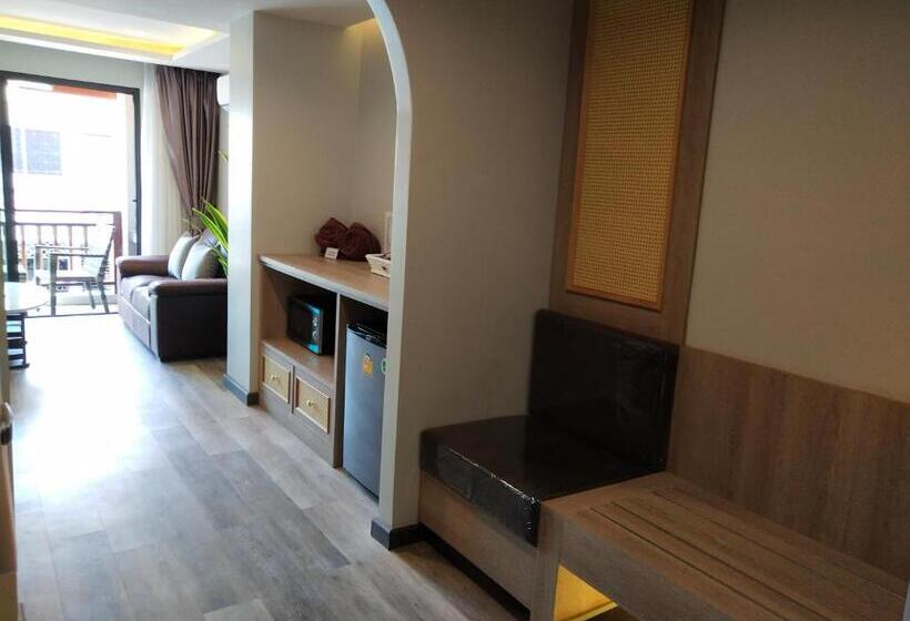 جناح إدارى, De Sripoom Sha Extra Plus