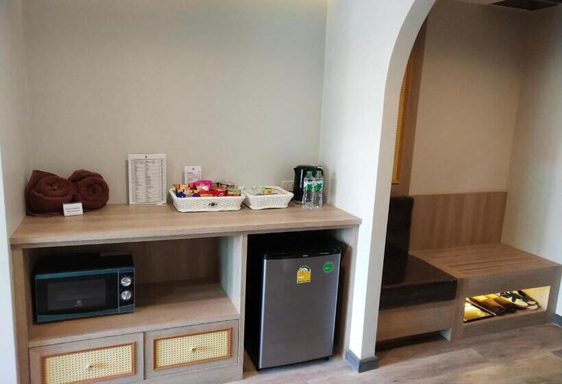 جناح إدارى, De Sripoom Sha Extra Plus