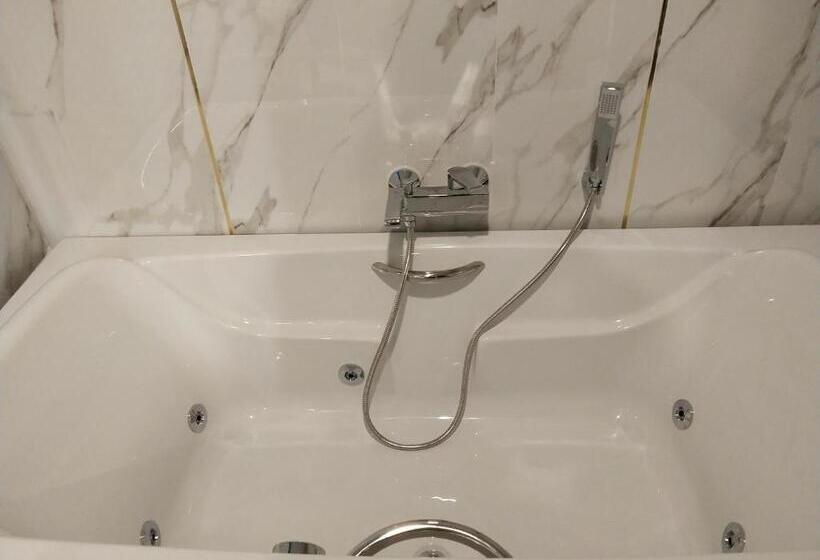 جناح إدارى, De Sripoom Sha Extra Plus