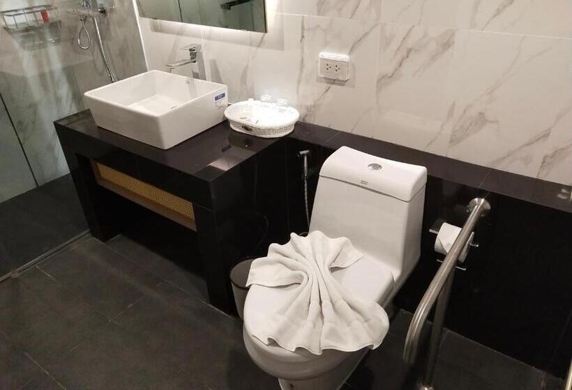 جناح إدارى, De Sripoom Sha Extra Plus