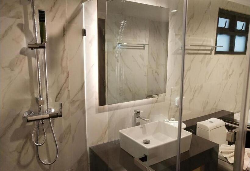 جناح إدارى, De Sripoom Sha Extra Plus