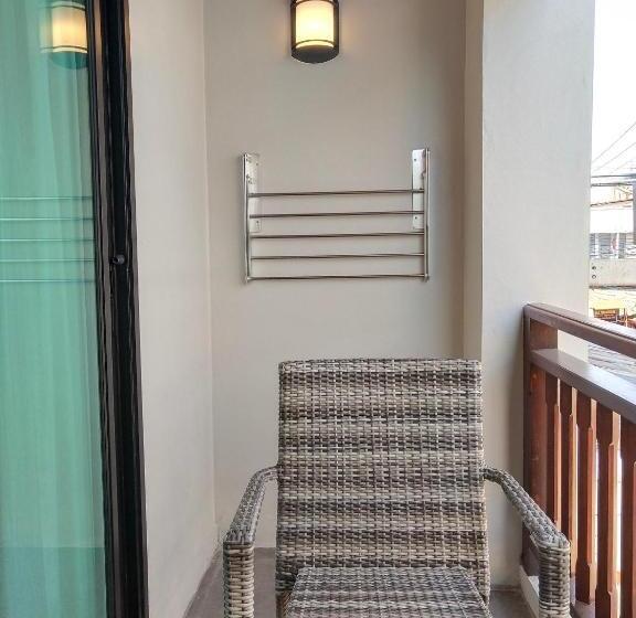 جناح إدارى, De Sripoom Sha Extra Plus