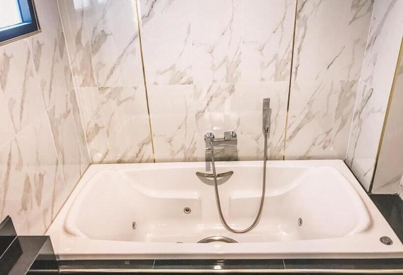 جناح إدارى, De Sripoom Sha Extra Plus