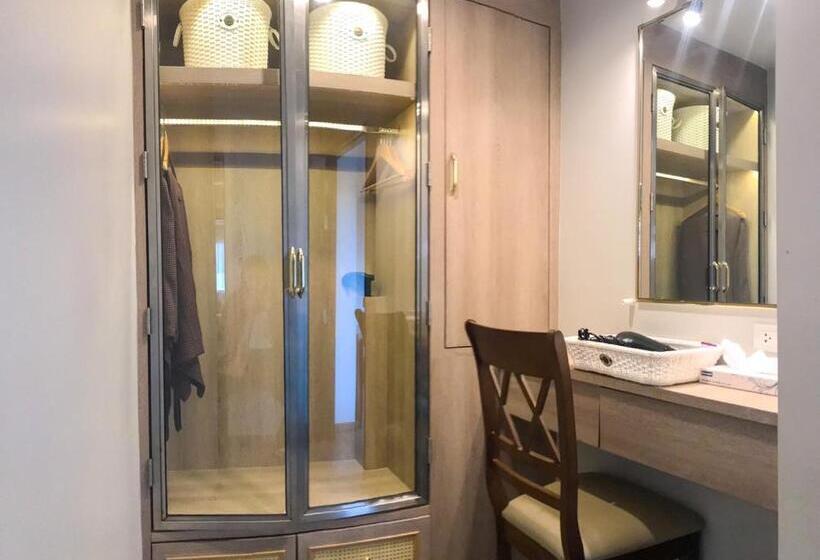 جناح إدارى, De Sripoom Sha Extra Plus