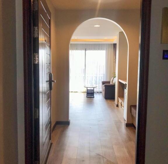 جناح إدارى, De Sripoom Sha Extra Plus