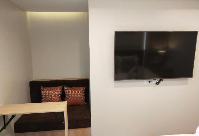 جناح إدارى, De Sripoom Sha Extra Plus