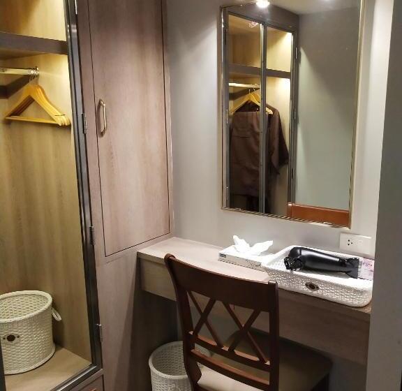 جناح إدارى, De Sripoom Sha Extra Plus