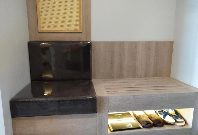 جناح إدارى, De Sripoom Sha Extra Plus