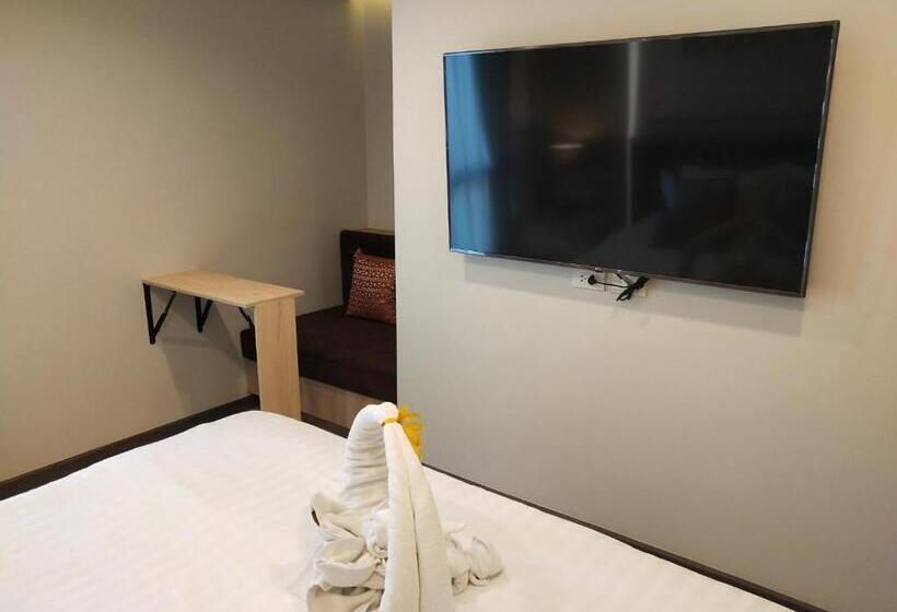 جناح إدارى, De Sripoom Sha Extra Plus