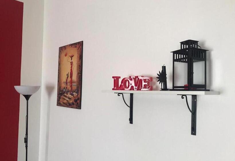 اتاق لوکس, Cornelius