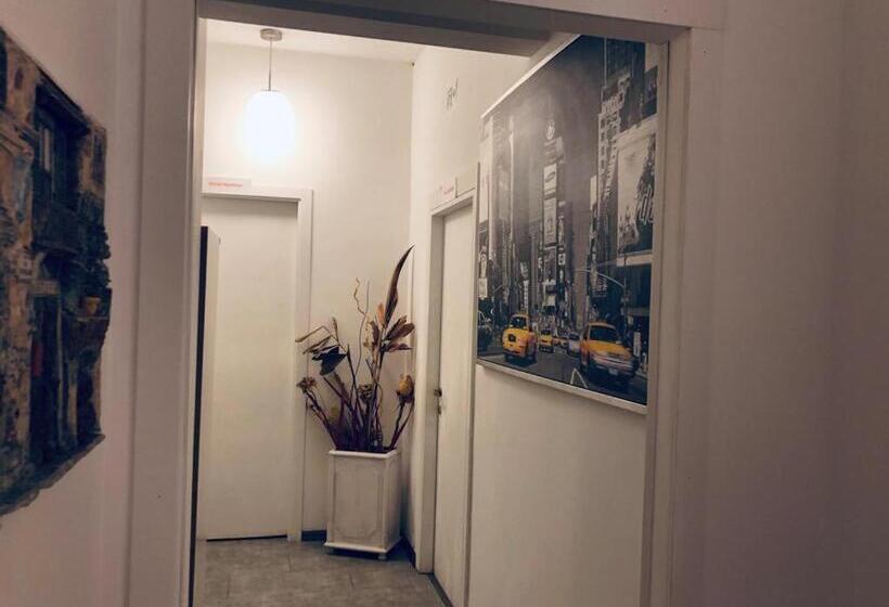 اتاق لوکس, Cornelius