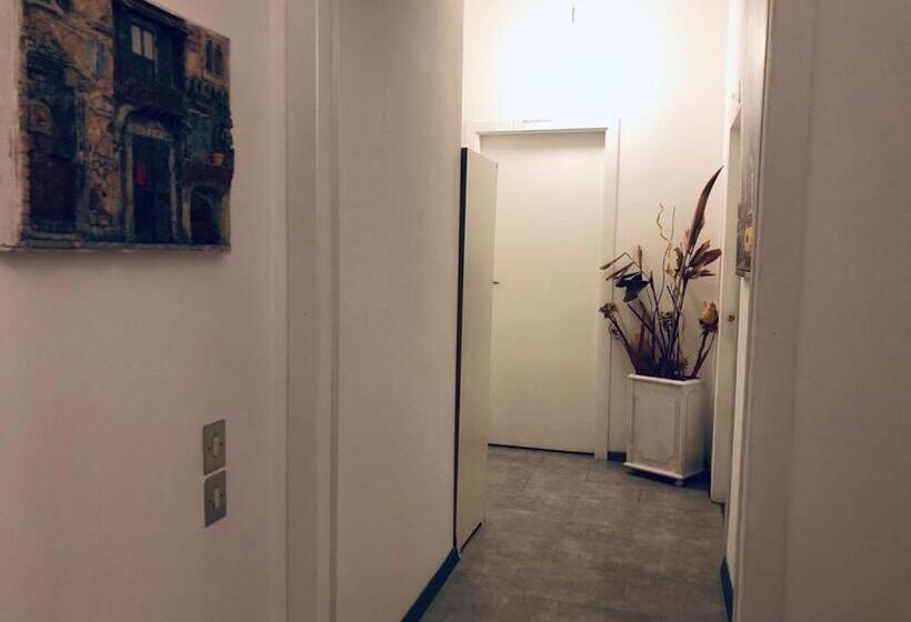 اتاق لوکس, Cornelius