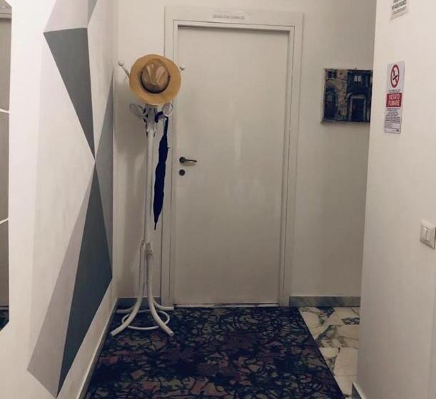 اتاق لوکس, Cornelius