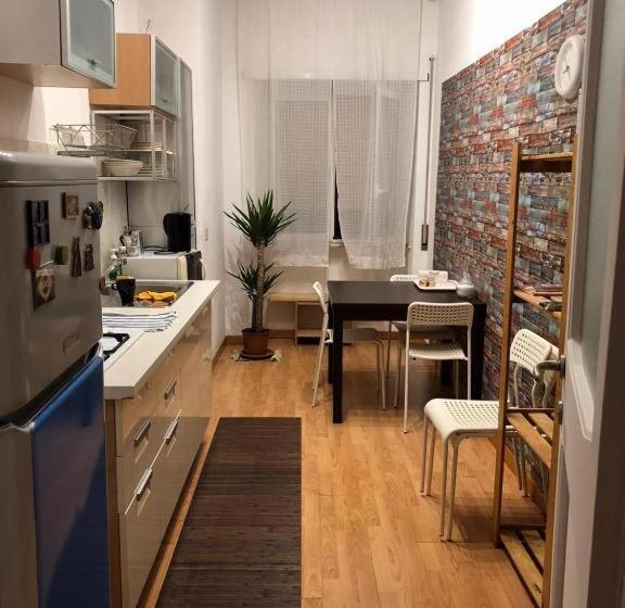 اتاق لوکس, Cornelius