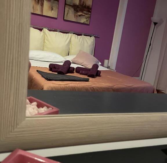 اتاق لوکس, Cornelius