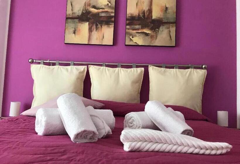 اتاق لوکس, Cornelius