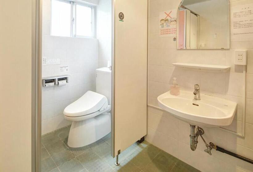 ルームシェアのワンベッド, Guest House Grand Naha