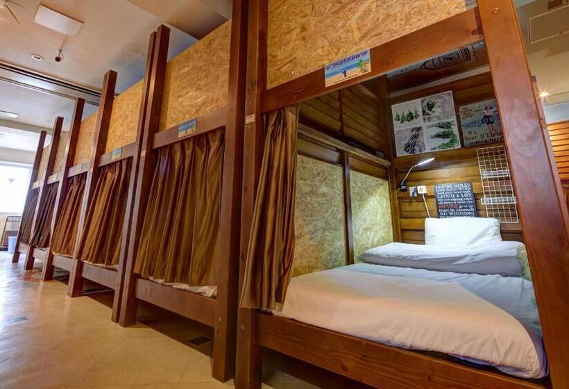 ルームシェアのワンベッド, Guest House Grand Naha