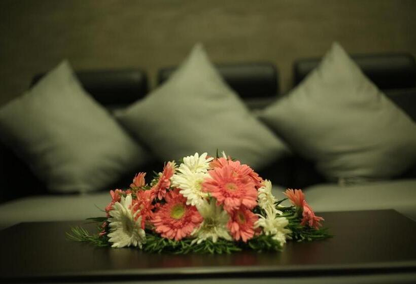 Президентский Люкс, Four N Square Residency