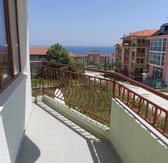 带1个卧室的带阳台的公寓, Family Hotel Amore