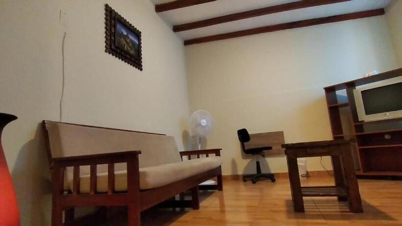 اتاق استاندارد یک نفره, Enhebra House