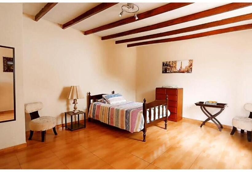 اتاق استاندارد, Enhebra House