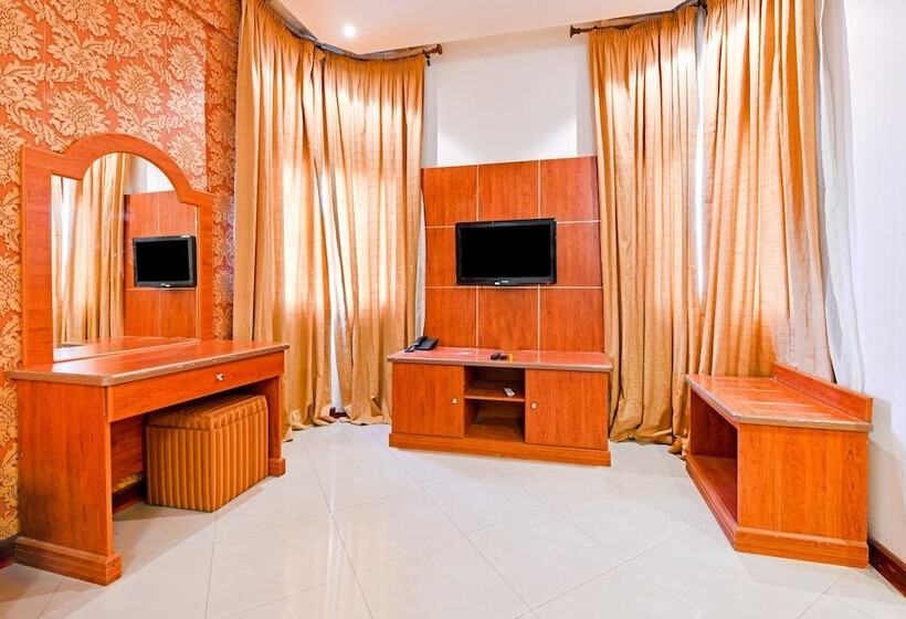 سوییت جونیور, Oyo 118 Revira