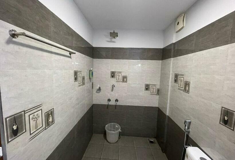 اتاق لوکس, The Reach