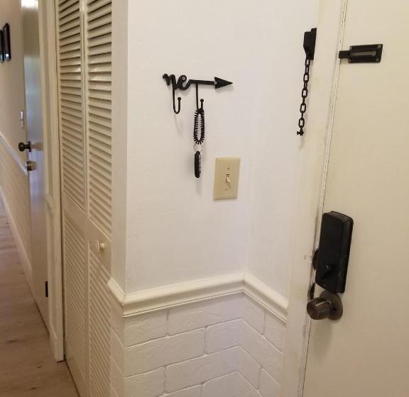 غرفة عائلية, Island Life