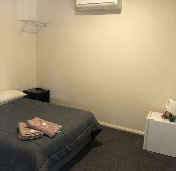 חדר סטנדרט, The Golden Dog